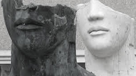 Foto in B/N di sculture con volti troncati