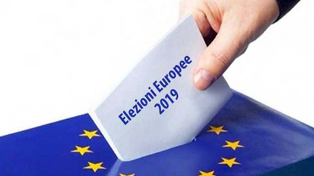 Espressione di voto con mano che inserisce scheda nell'urna con i colori della bandiera europea